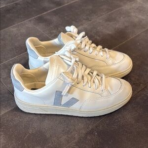 Veja Women's Cream and Light Blue Sneakers
